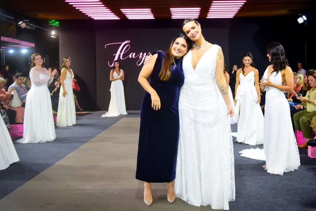 Marcela McGowan de vestido de noiva com a estilista Flayza Vieira