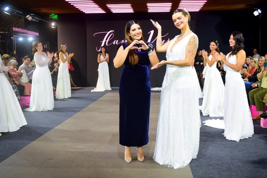 Marcela McGowan de vestido de noiva com a estilista Flayza Vieira