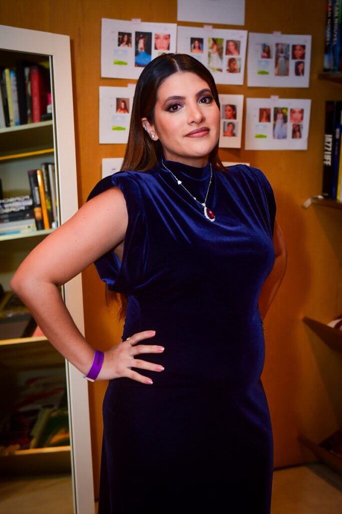 Estilista Flayza Vieira de vestido azul escuro 