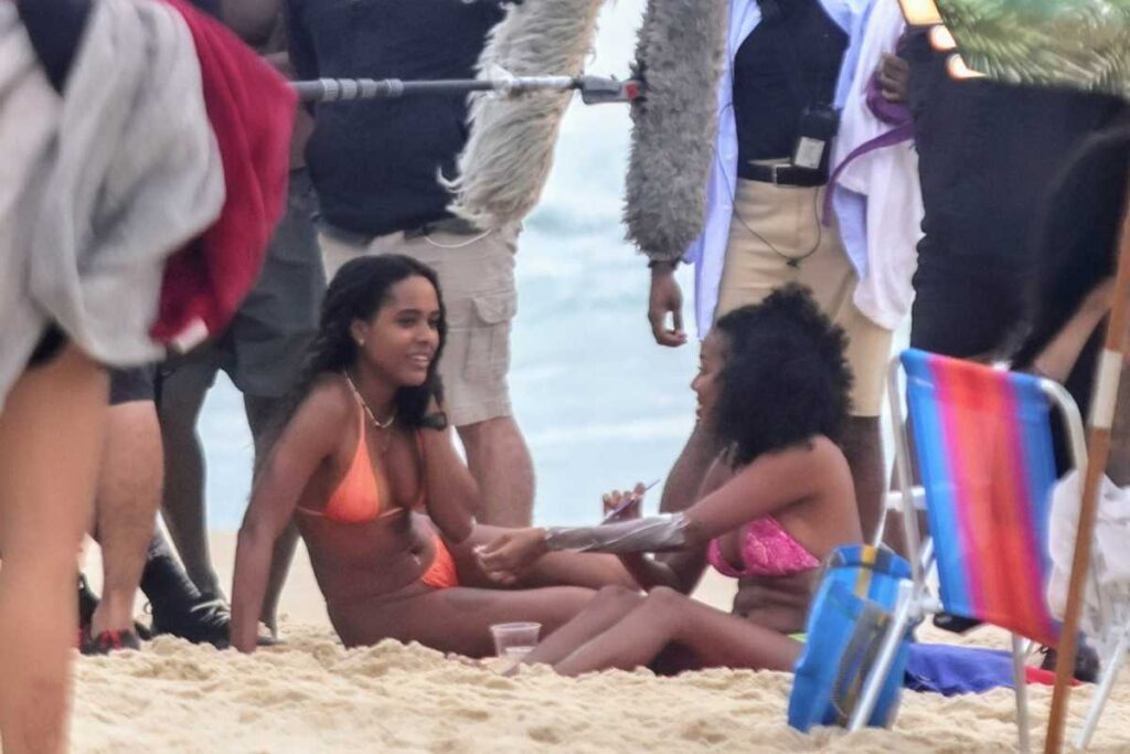 Duda Santos e Lellê gravando cenas do filme "Funk" na praia do Leblon