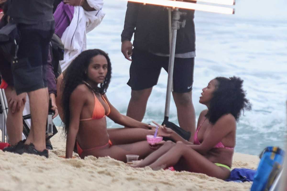 Duda Santos e Lellê gravando cenas do filme "Funk" na praia do Leblon