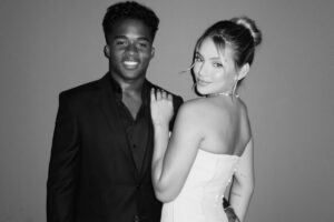 endrick e gabrielly juntos em foto preta e branca