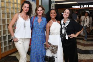 Atrizes na estreia do espetáculo Gaslight