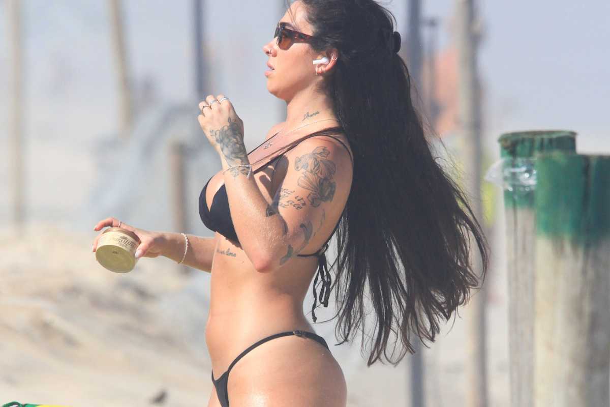 Ex-BBB Giovanna Lima curtindo dia na praia da Barra da Tijuca