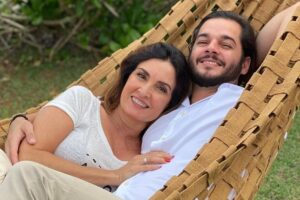 Fátima Bernardes e Túlio Gadêlha deitados na rede