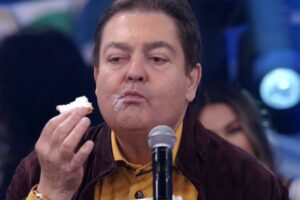 Faustão comendo bolo