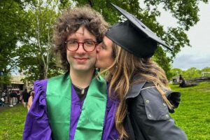 Luciana Gimenez beija Lucas Jagger na formatura do jovem