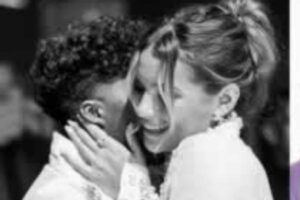 foto preta e bnaca de endrick e gabriely miranda juntos