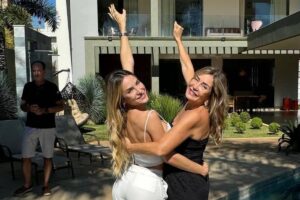 gabi e maira martins posando juntas em frente a mansão