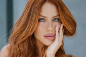 giovanna ewbank posando com mão no roto