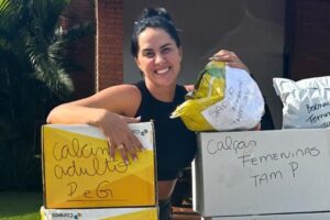 graciele lacerda posando com doações de roupa para o rio grande do sul