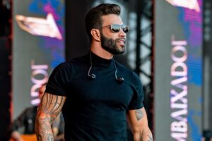 Gusttavo Lima de camisa preta e óculos escuros