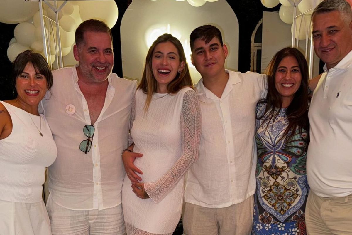 Leandro Hassum com a família e a filha grávida