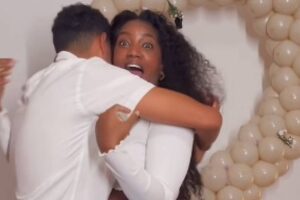 Iza boquiaberta, abraçada ao namorado