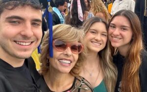 João Augusto Liberato, sua mãe e irmãs - Foto: Reprodução Instagram