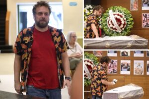 João Velho, de camisa estampada, chega ao velório do pai