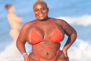 Jojo Todynho exibe cinturinha de biquíni neon na praia