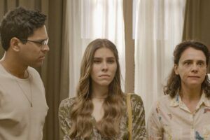 Buba (Gabriela Medeiros), José Augusto (Renan Monteiro) e Meire (Malu Galli) encaram Humberto (Guilherme Fontes) em Renascer