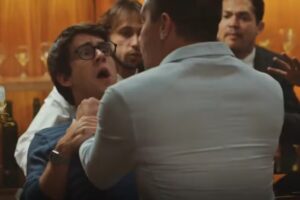 jupiter (thiago martins) segurando guto (daniel rangel) em cena de familia é tudo