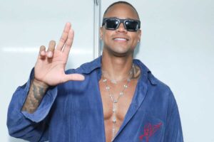 Léo Santana posa estiloso antes de show na Virada Cultural