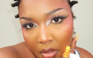 Lizzo retoma carreira após pausa para se tratar de depressão