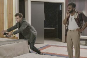 Luca (Jayme Matarazzo) mostra a Wilson (Caio Giovani) o que lembra do dia do crime que levou Electra à prisão