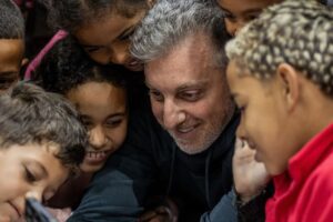 Luciano Huck com crianças em abrigo no Rio Grande do Sul