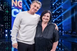 Luciano Huck e D. Déa Lúcia abraçados, sorrindo