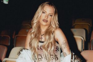 Luísa Sonza em frente a cadeiras com look simples