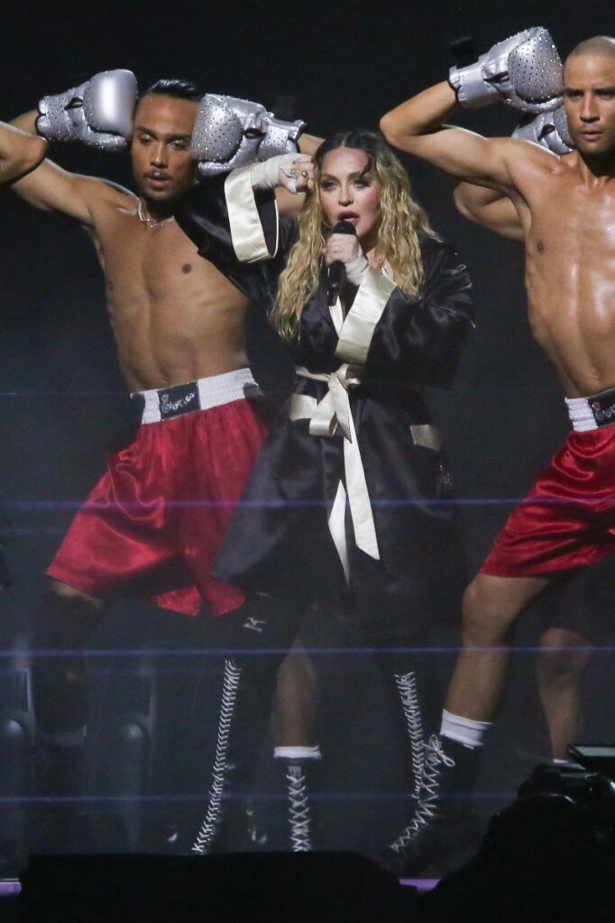 Madonna ensaiando de roupão com bailarinos 