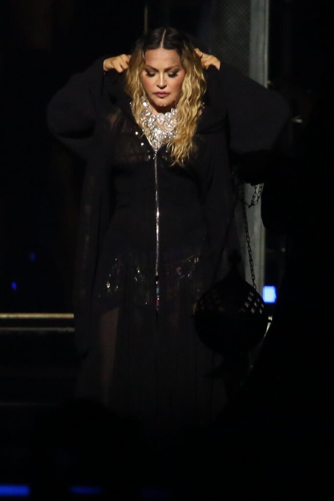Madonna ensaiando de look preto