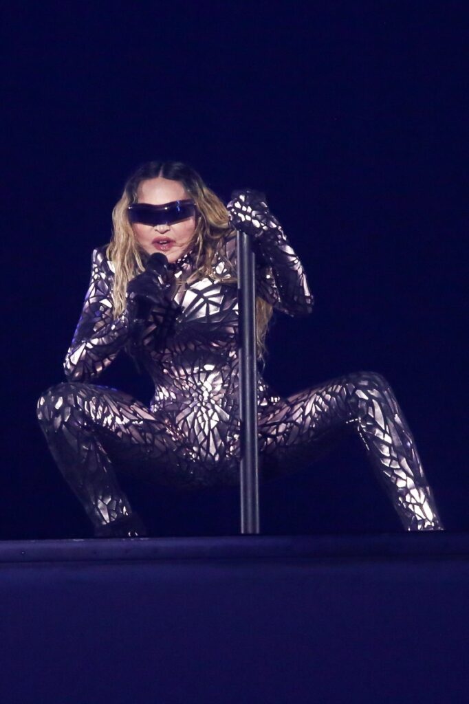 Madonna ensaiando de macacão prateado