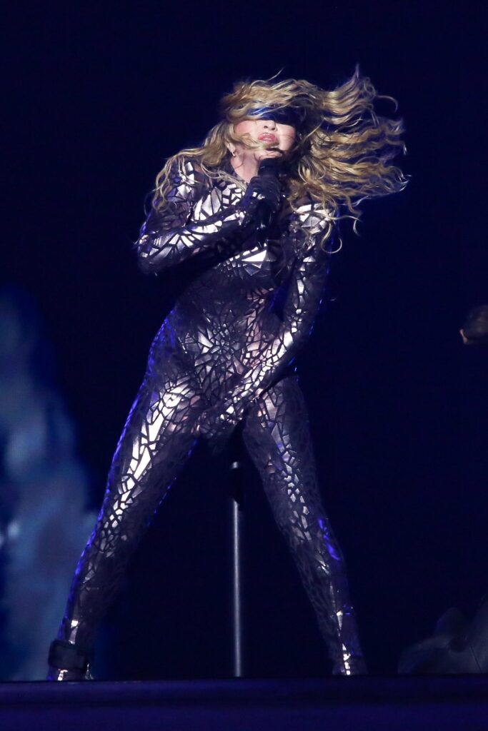 Madonna ensaiando de macacão metalizado