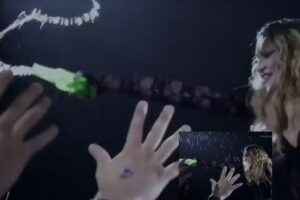 Madonna jogando cerveja no público