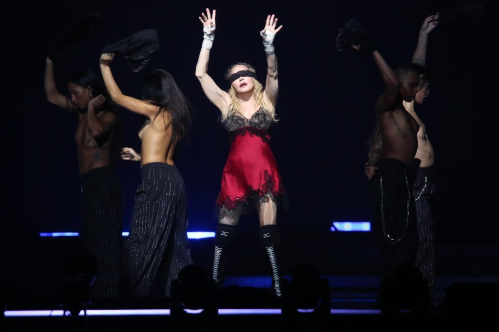 Madonna ensaiando de olhos vendados 