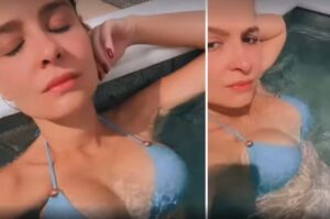 Maiara na piscina de biquíni azul