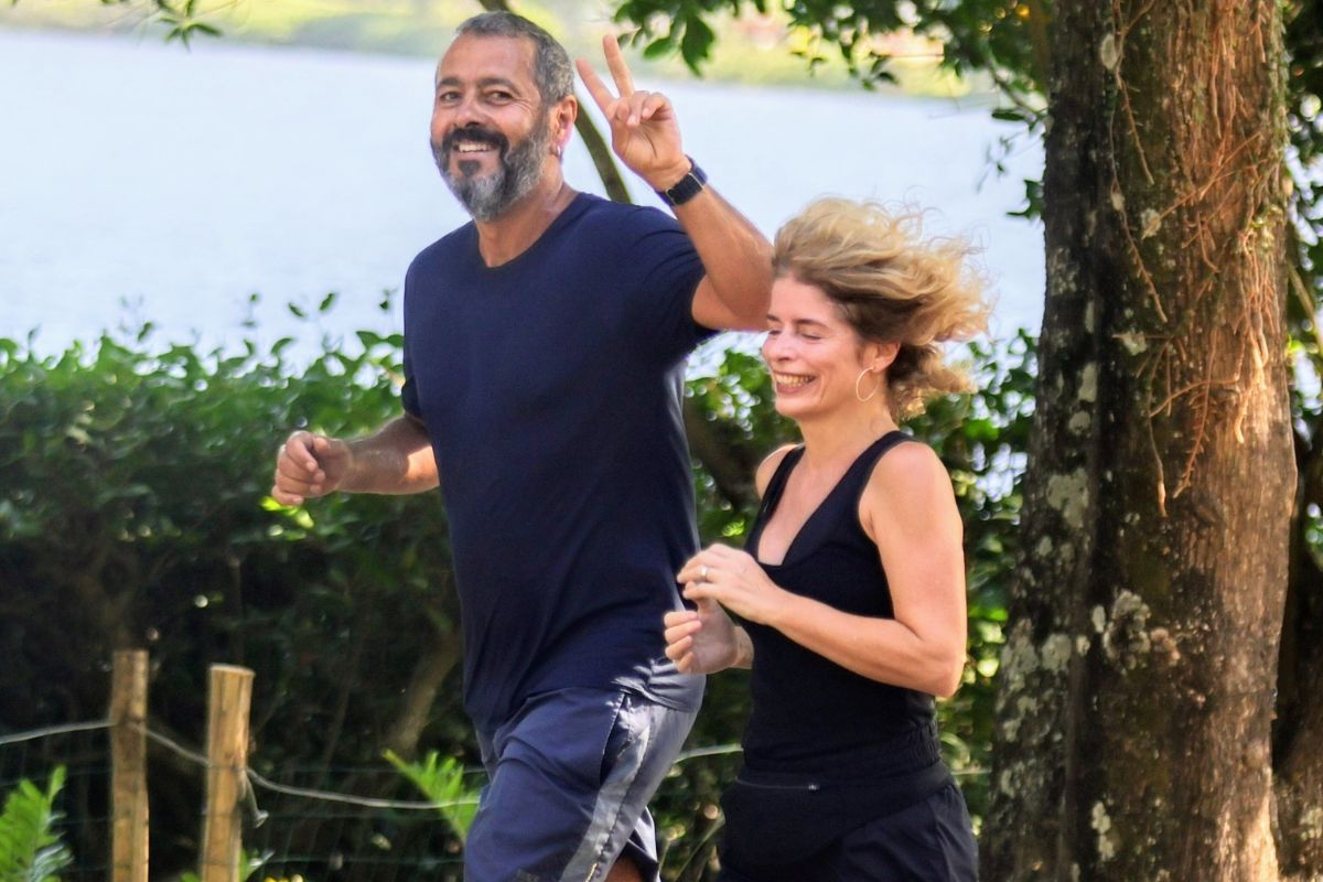 Marcos Palmeira corre ao lado da esposa, Gabriela Gastal