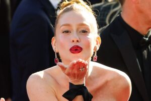 Marina Ruy Barbosa mandando beijo