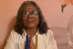 Marlene Mattos posa com o bolo