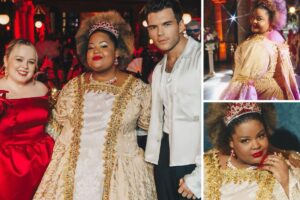 MC Carol de Niterói vestida de rainha Charlote e atores da série Bridgerton