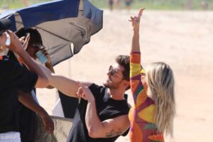 Monique Alfradique e Klebber Toledo em praia na Zona Oeste do Rio de Janeiro