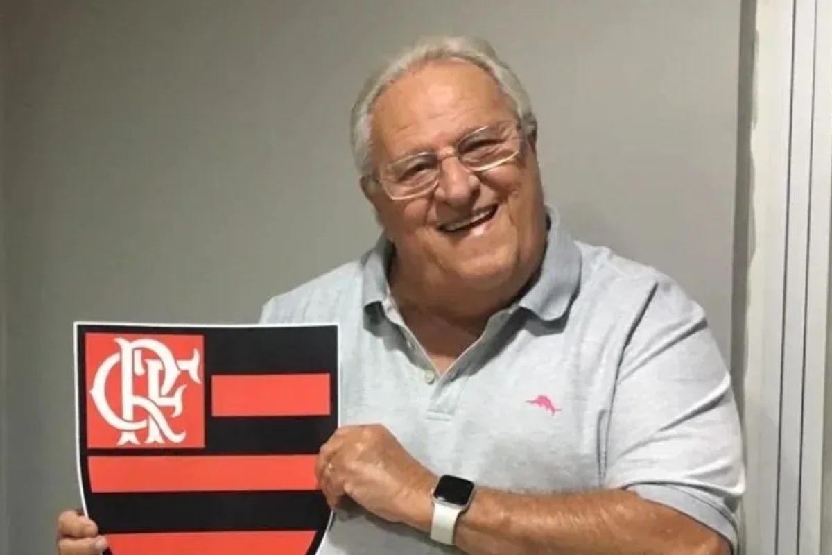 Apolinho segurando escudo do Flamengo