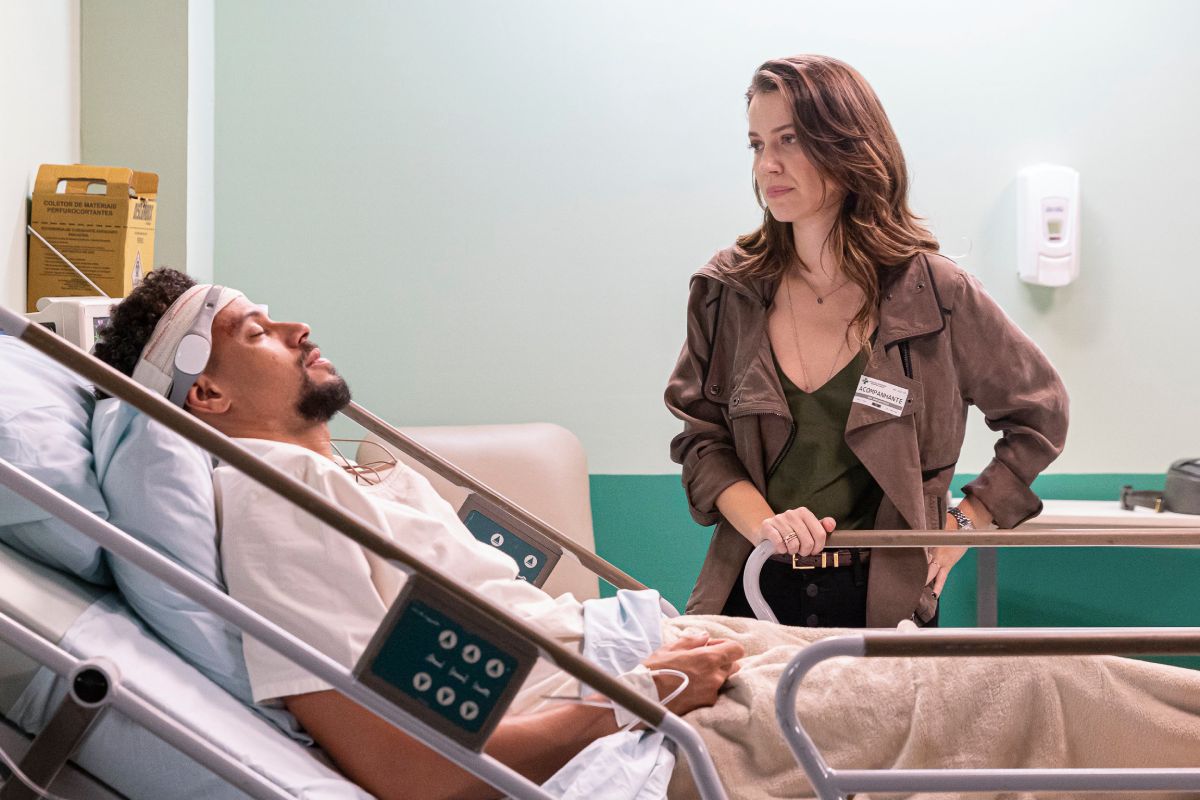 Vênus (Nathalia Dill) fica em vigília com Netuno (Paulo Lessa) no hospital em Família é Tudo