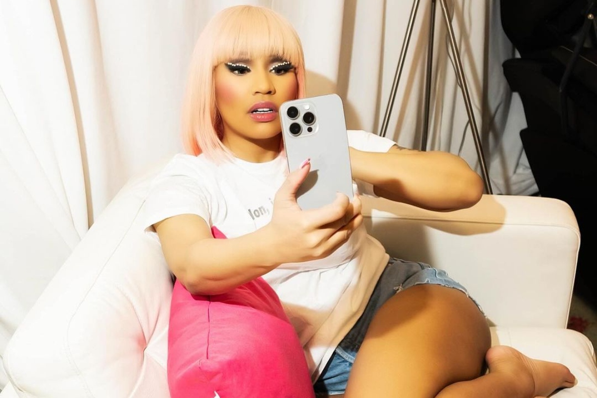 Nicki Minaj fazendo selfie