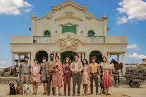 No Rancho fundo - Família Leonel diante do hotel