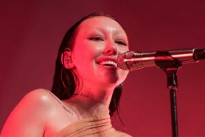 Noah Cyrus se apresentando no C6 Fet