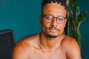 orlando caldeira em camisa e de óculos