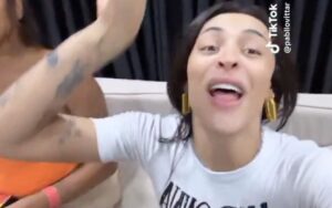 Pabllo Vittar no camarim do show de MAdonna