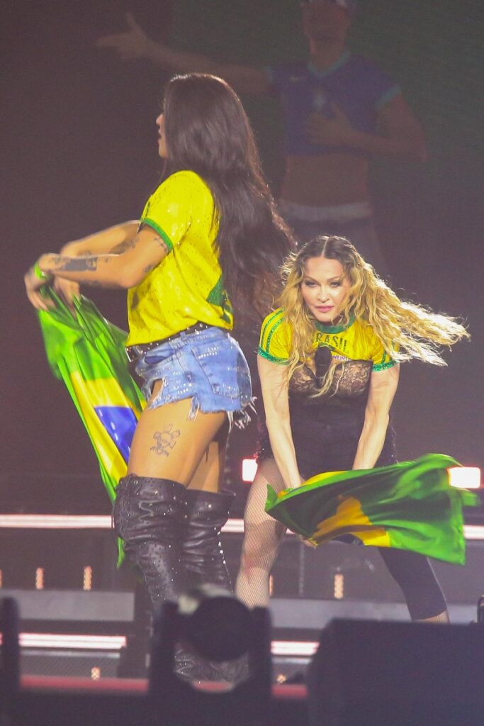 Madonna e Pabllo Vittar performando com a bandeira do Brasil