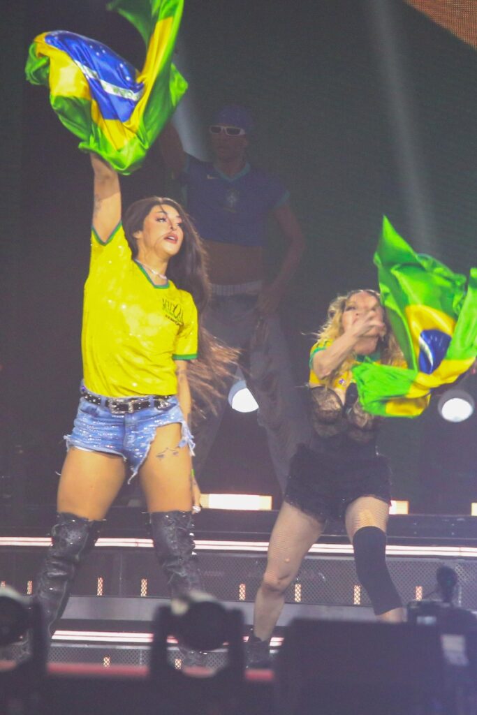 Madonna e Pabllo Vittar com a bandeira do Brasil